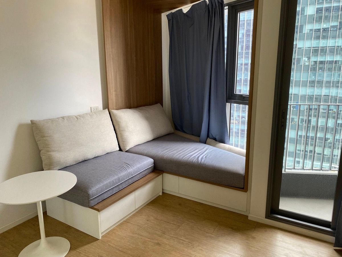 For SaleCondoSiam Paragon ,Chulalongkorn,Samyan : Triple Y Residence【𝐒𝐄𝐋𝐋 & 𝐑𝐄𝐍𝐓】🔥A white-wood tone room decorated in a clean, minimalist style, like being in a Japanese cafe, with natural light filling the walls. 🔥 Contact Line ID: @hacondo