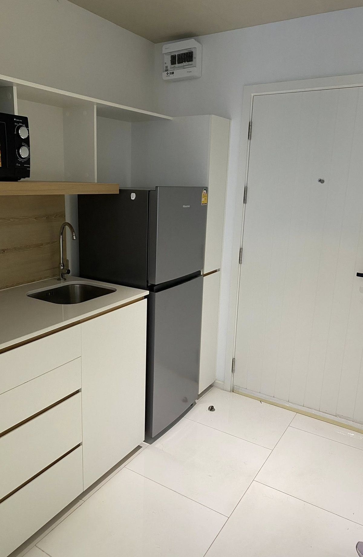 For SaleCondoSiam Paragon ,Chulalongkorn,Samyan : Triple Y Residence【𝐒𝐄𝐋𝐋 & 𝐑𝐄𝐍𝐓】🔥A white-wood tone room decorated in a clean, minimalist style, like being in a Japanese cafe, with natural light filling the walls. 🔥 Contact Line ID: @hacondo