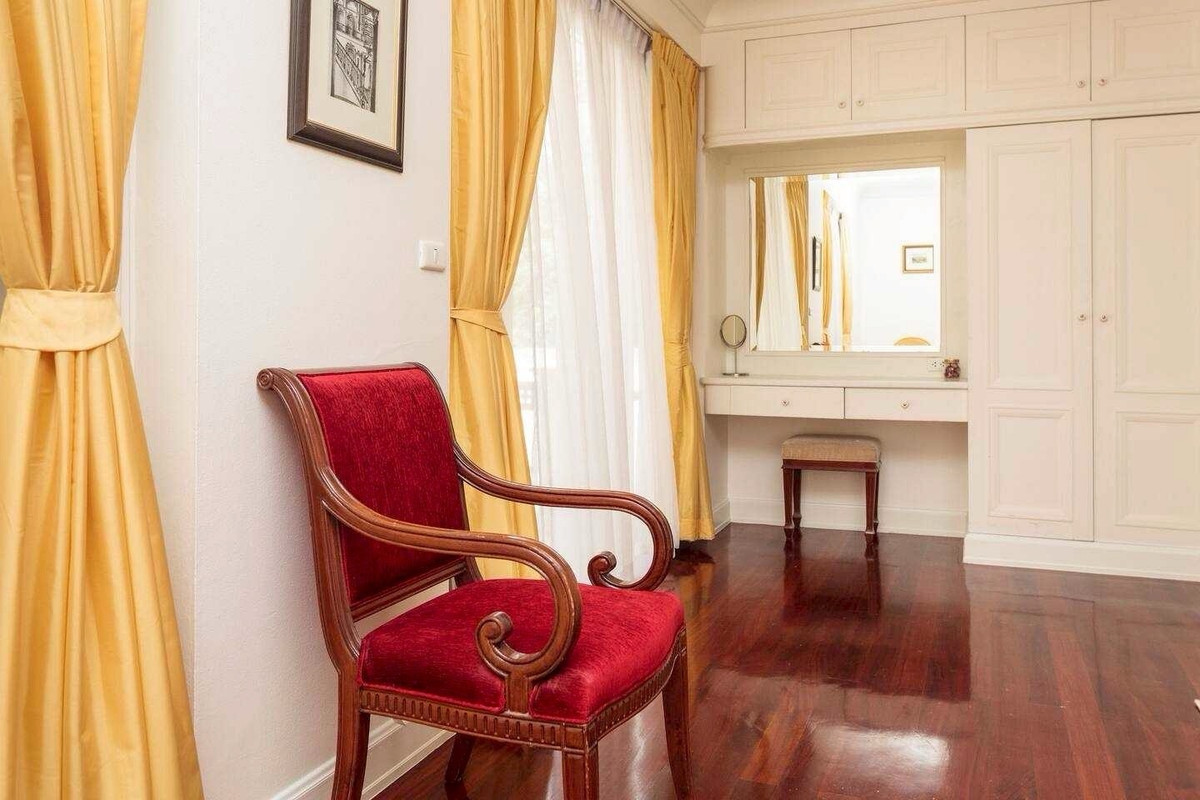 For SaleHouseSukhumvit, Asoke, Thonglor : 🏡 Luxury House for Sale in Sukhumvit 📍 Close to BTS Phrom Phong ✨ Beautifully decorated and fully furnished 🏊‍♂️ Comes with a private swimming pool 🌳 Surrounded by greenery with a peaceful atmosphere 🛍 Close to shopping malls 🏫 Near international sc