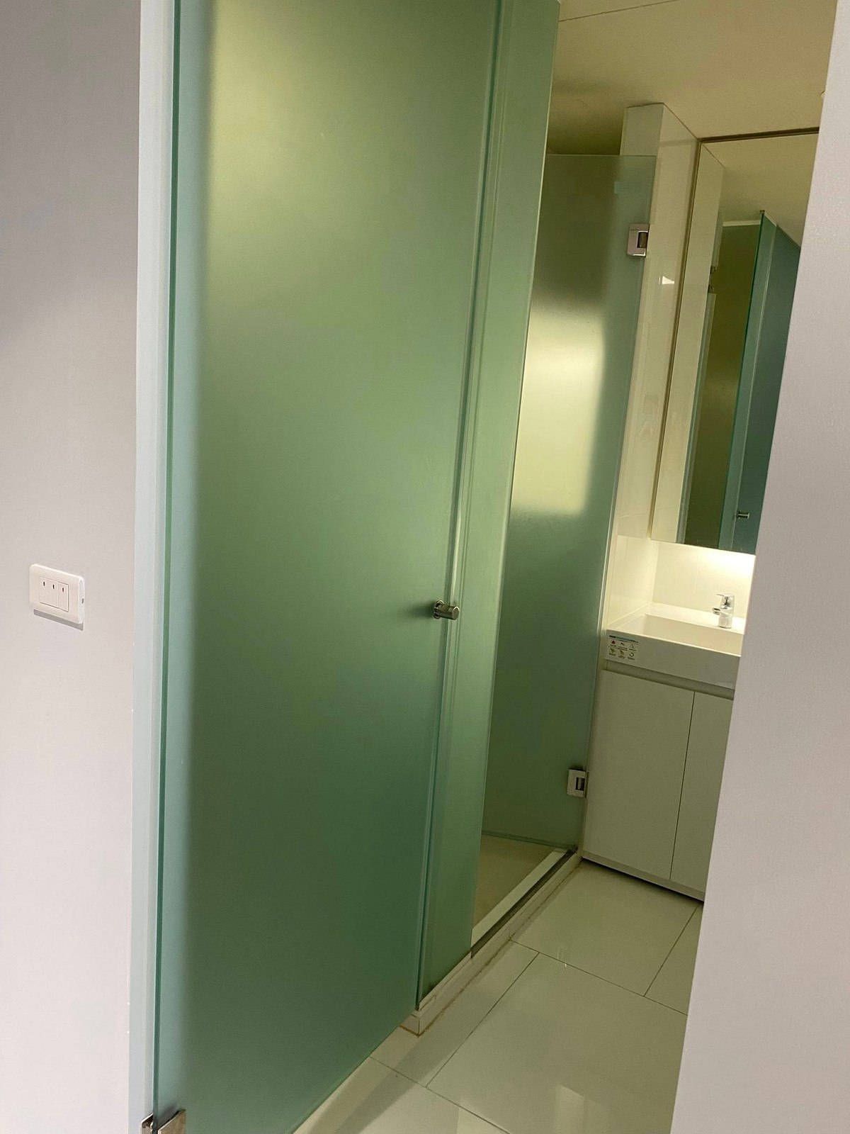 For SaleCondoSiam Paragon ,Chulalongkorn,Samyan : Triple Y Residence【𝐒𝐄𝐋𝐋 & 𝐑𝐄𝐍𝐓】🔥A white-wood tone room decorated in a clean, minimalist style, like being in a Japanese cafe, with natural light filling the walls. 🔥 Contact Line ID: @hacondo