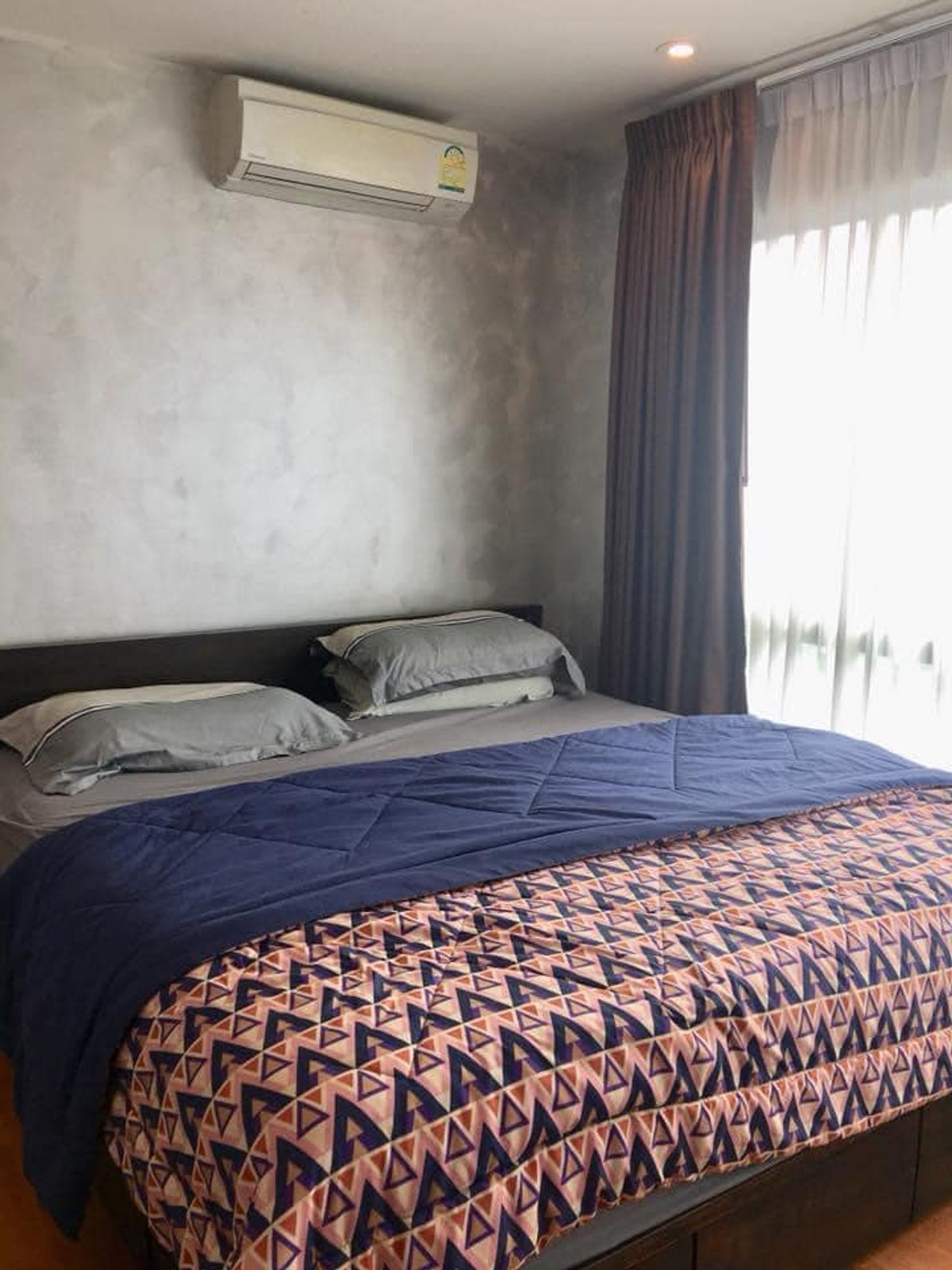 For RentCondoThaphra, Talat Phlu, Wutthakat : The President Sathorn Ratchapruek 1【𝐑𝐄𝐍𝐓】🔥Modern contemporary style emphasizes furniture with clear lines. Tables and chairs look neat and easy to use, suitable for a simple yet professional lifestyle.🔥 Contact Line ID: @hacondo