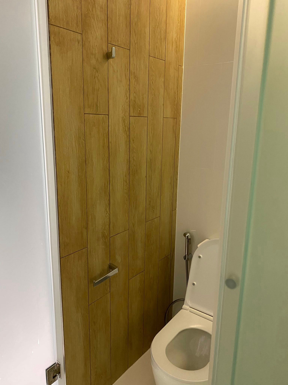 For SaleCondoSiam Paragon ,Chulalongkorn,Samyan : Triple Y Residence【𝐒𝐄𝐋𝐋 & 𝐑𝐄𝐍𝐓】🔥A white-wood tone room decorated in a clean, minimalist style, like being in a Japanese cafe, with natural light filling the walls. 🔥 Contact Line ID: @hacondo