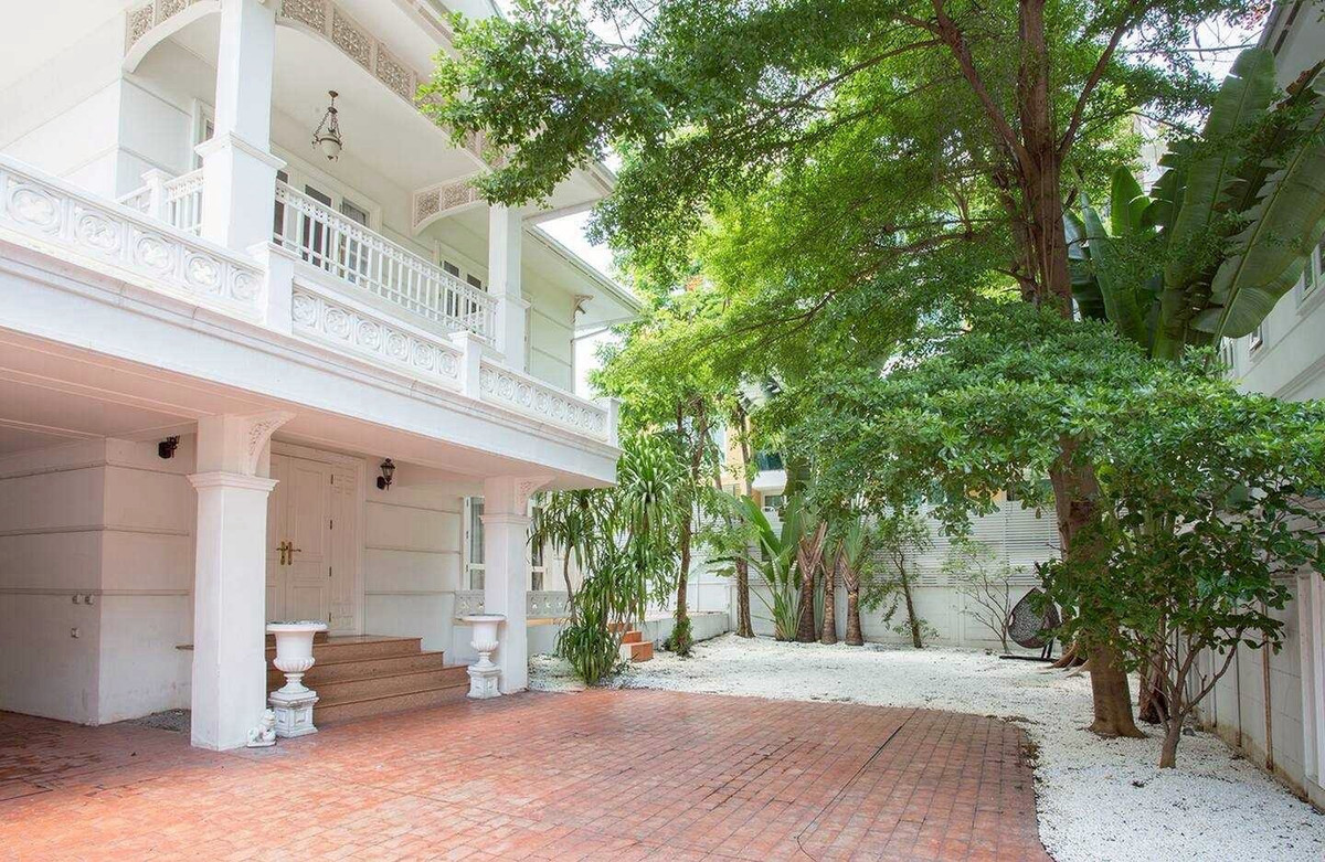 For SaleHouseSukhumvit, Asoke, Thonglor : 🏡 Luxury House for Sale in Sukhumvit 📍 Close to BTS Phrom Phong ✨ Beautifully decorated and fully furnished 🏊‍♂️ Comes with a private swimming pool 🌳 Surrounded by greenery with a peaceful atmosphere 🛍 Close to shopping malls 🏫 Near international sc