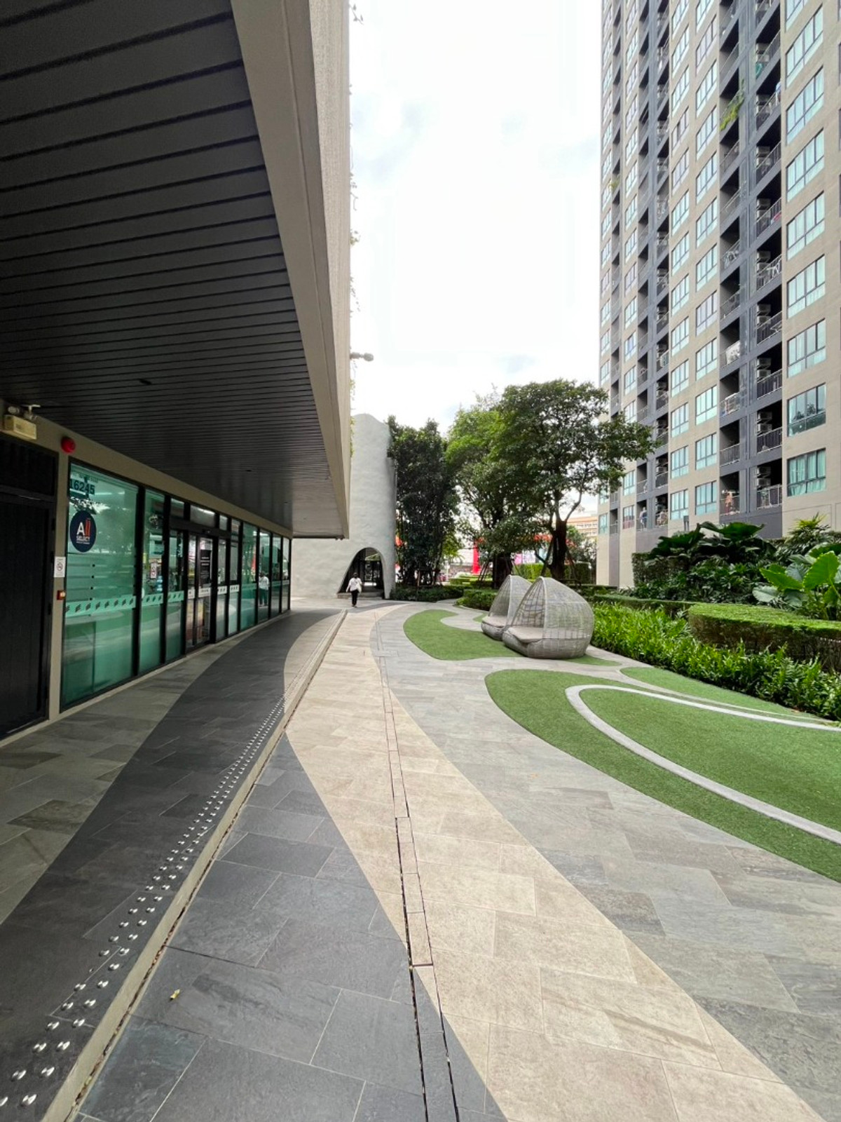 For SaleCondoOnnut, Udomsuk : Elio Del Nest 📞 092-690-5445 Rare Item! Commercial shop under the condo in a prime location near BTS Udomsuk For sale with tenant | Yield 6.28%*