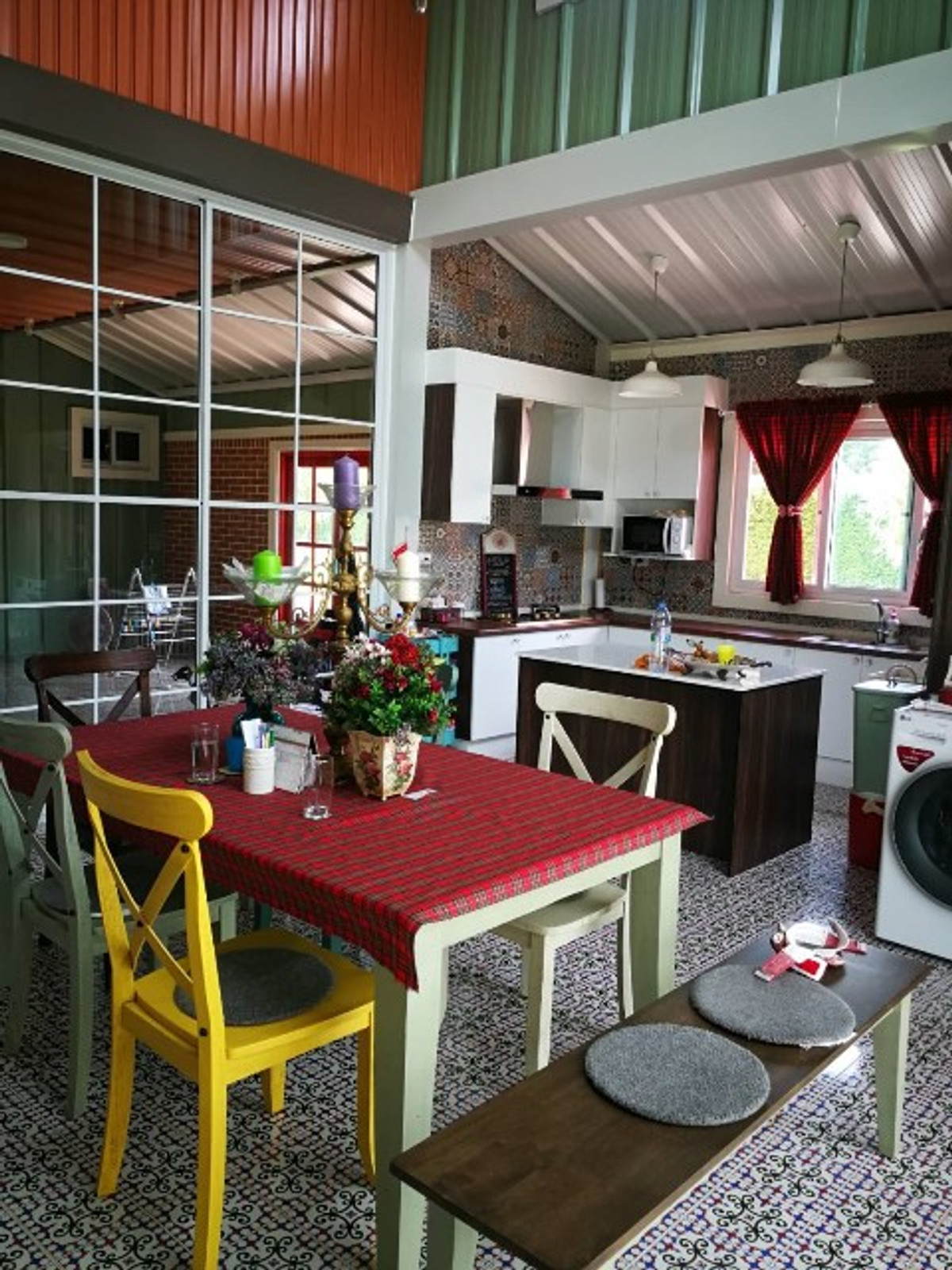 ขายที่ดินราชบุรี : ขาย ที่ดิน 13-0-15.9 ไร่ ริมแม่น้ำแม่กลอง พร้อมบ้าน 4 หลัง สไตล์ Barn House บางโตนด โพธาราม  ราชบุรี  