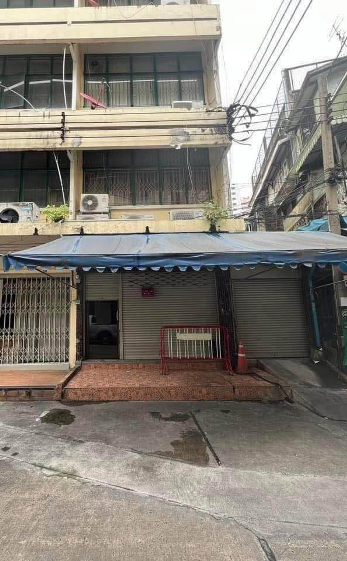 For RentShop HouseYaowarat, Banglamphu : HR3031 5-story commercial building for rent in Phra Nakhon area, near MRT Sam Yot, suitable for a restaurant, hostel, cafe.