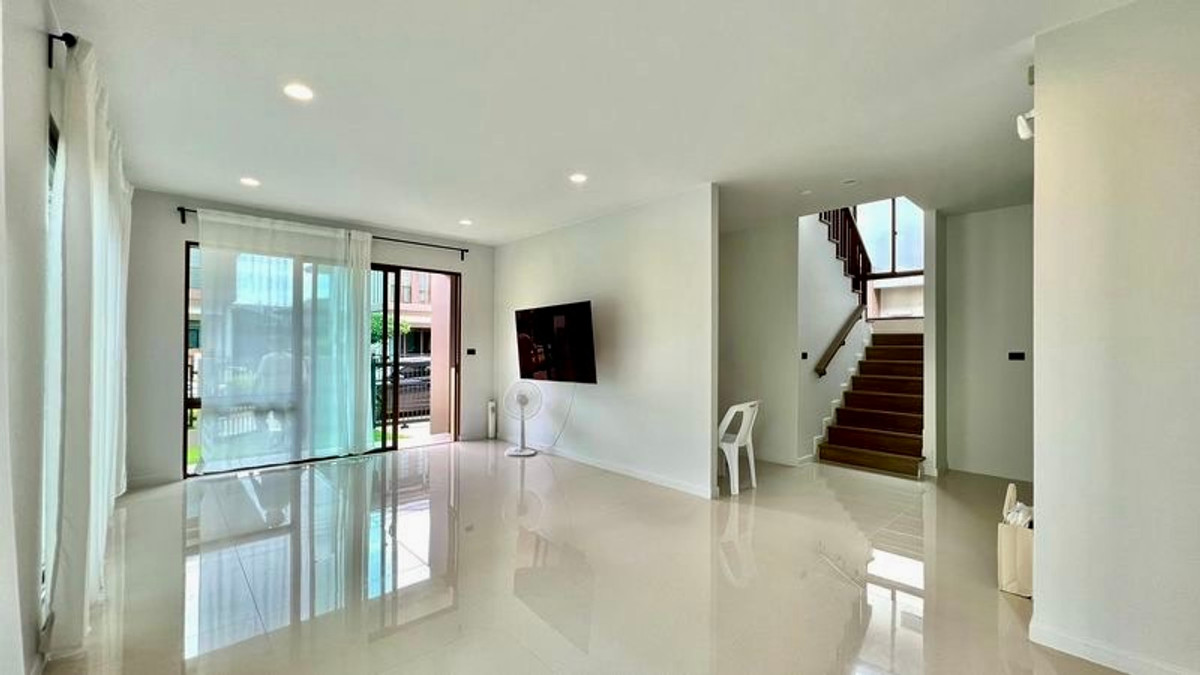 ขายบ้านพัฒนาการ ศรีนครินทร์ : ขายด่วน ราคาพิเศษที่สุดในโครงการ Burasiri กรุงเทพกรีฑา | บ้านเปล่า 4 ห้องนอน 57.5 ตร.วา ให้คุณตกแต่งได้ตามสไตล์