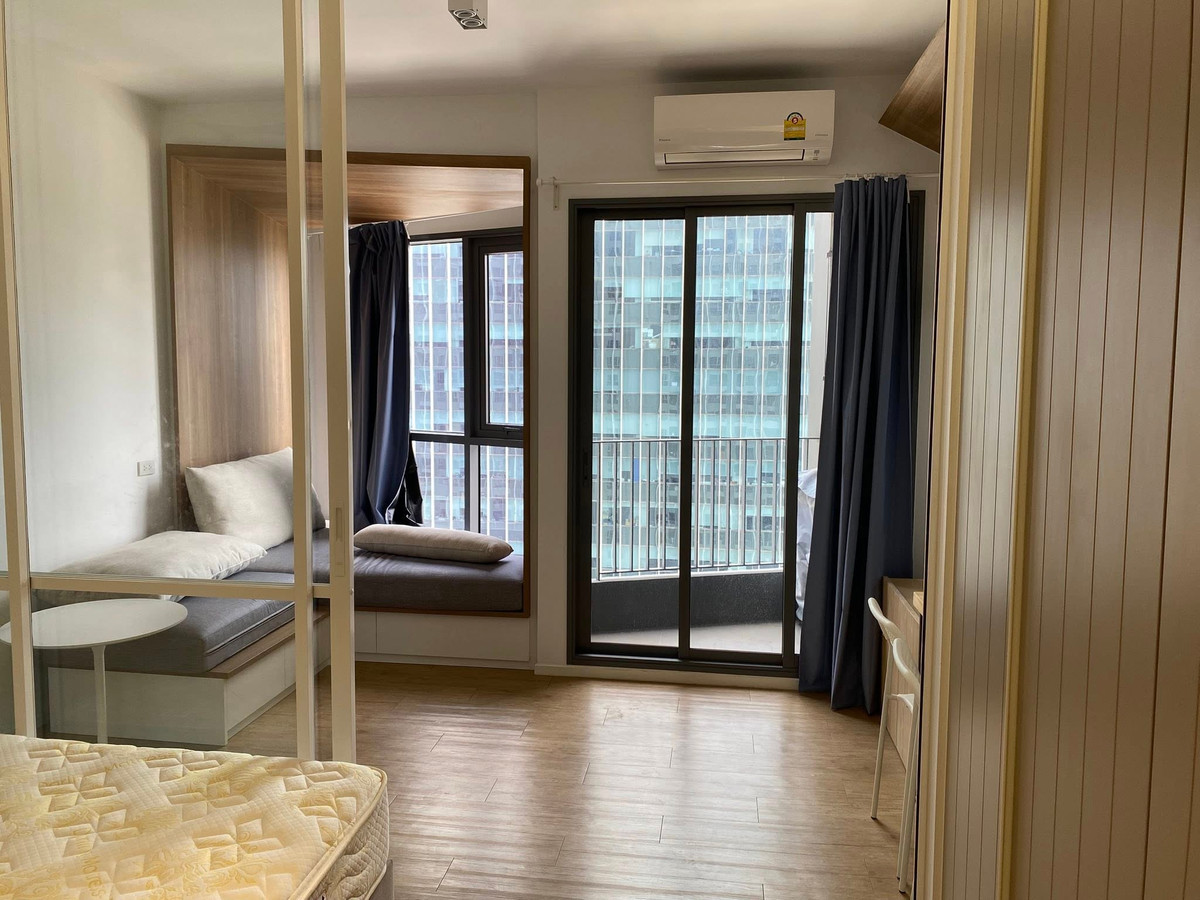 For SaleCondoSiam Paragon ,Chulalongkorn,Samyan : Triple Y Residence【𝐒𝐄𝐋𝐋 & 𝐑𝐄𝐍𝐓】🔥A white-wood tone room decorated in a clean, minimalist style, like being in a Japanese cafe, with natural light filling the walls. 🔥 Contact Line ID: @hacondo