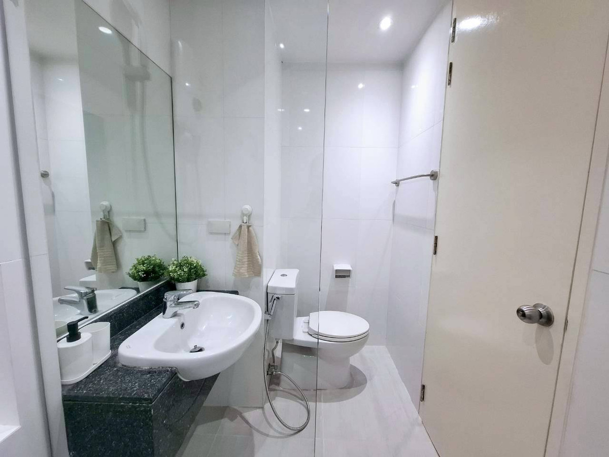 For SaleCondoBangna, Bearing, Lasalle : sell !! Condo The Parkland Srinakarin Lakeside (The Parkland Srinakarin Lakeside) fully decorated room. Ready to move in