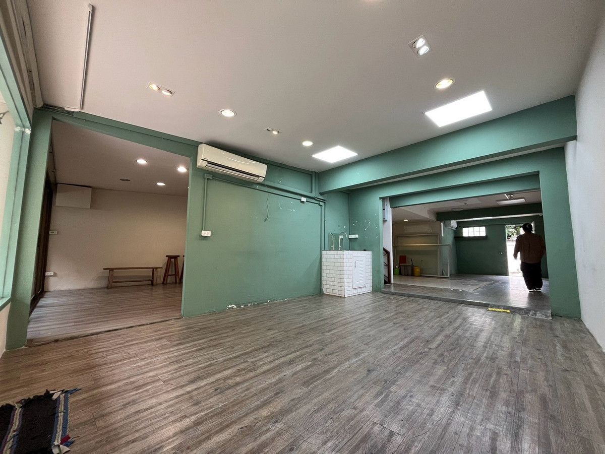 ให้เช่าร้านค้า/ตลาดนัดสุขุมวิท อโศก ทองหล่อ : ให้เช่า พื้นที่ทำธุรกิจ ขนาด 150 ตารางเมตร ซอยเอกมัย สุขุมวิท 63 เขตวัฒนา กรุงเทพมหานคร