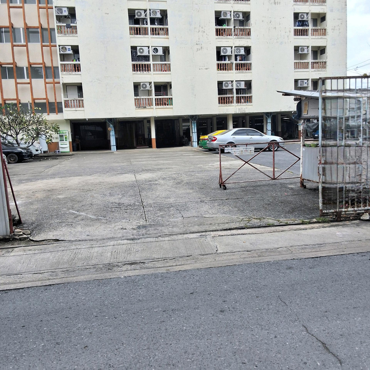 For SaleHotel&Apartment BusinessRatchadapisek, Huaikwang, Suttisan : 6-story apartment building for sale In the middle of the city, next to Inthamara Road, near Vibhavadi Road, BTS400M.