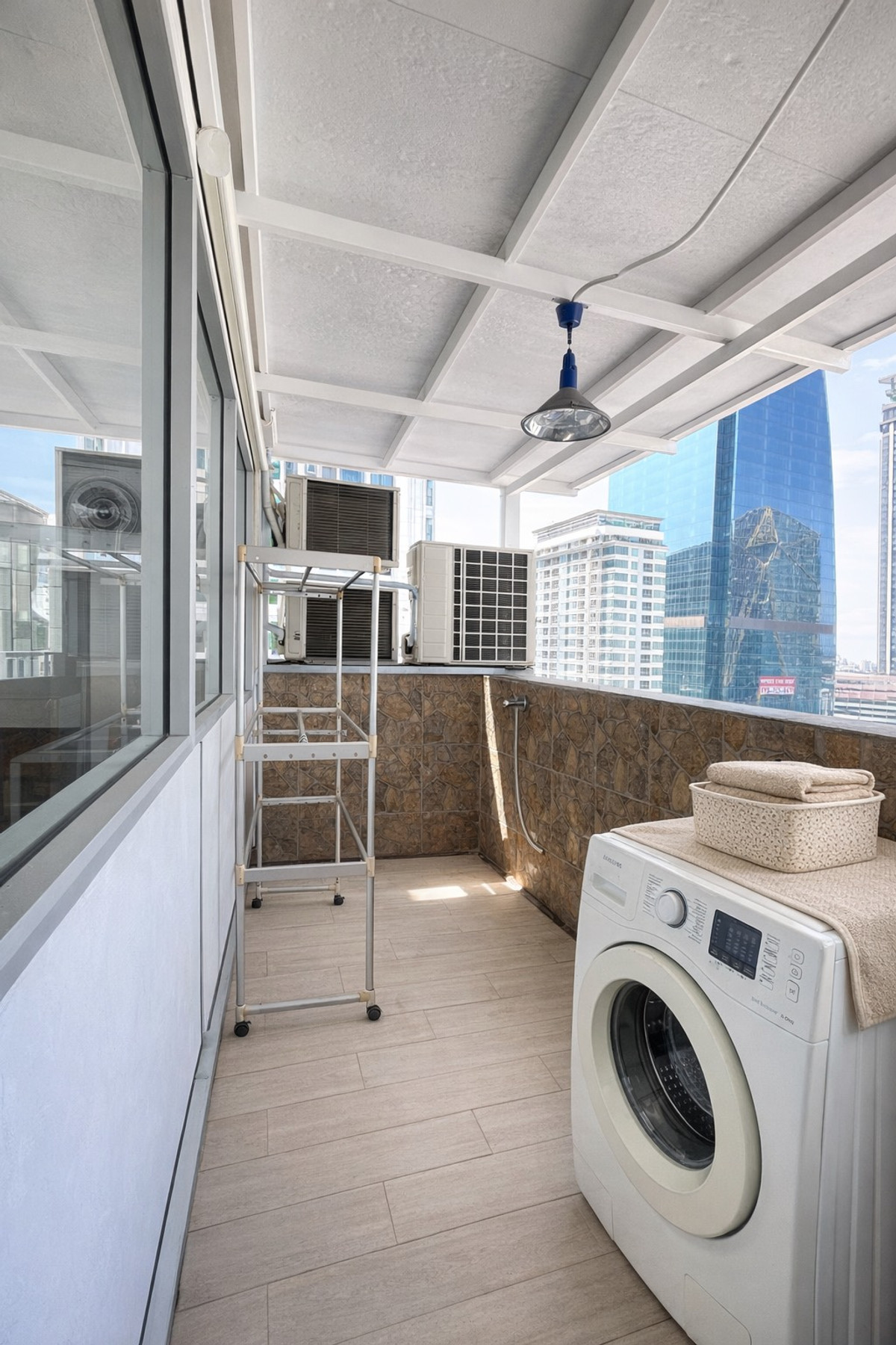 ให้เช่าคอนโดพระราม 9 เพชรบุรีตัดใหม่ RCA :  ด่วน! ให้เช่า  เพชรเก้า ทาวเวอร์  ห้องใหญ่ รีโนเวทใหม่ ราคาเดียวได้พื้นที่คุ้มสุดในย่านนี้ 