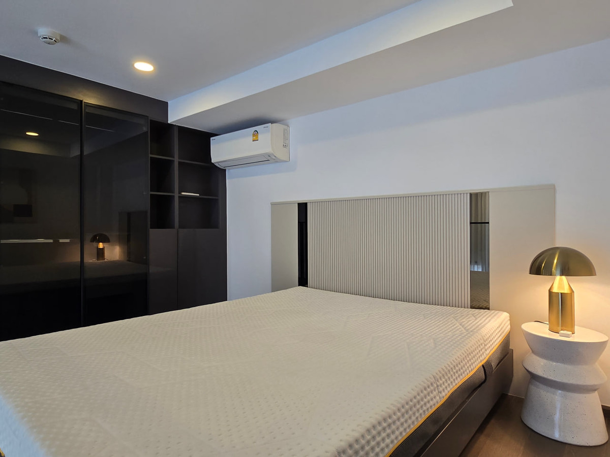 For RentCondoSiam Paragon ,Chulalongkorn,Samyan : Park Origin Chula Samyan【𝐑𝐄𝐍𝐓】🔥Soft luxury in white, gray, and gold. Shiny materials and hidden lighting create a more sophisticated mood in the room.🔥 Contact Line ID: @hacondo