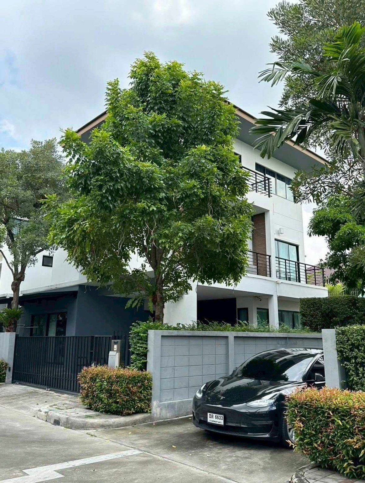 ให้เช่าบ้านลาดกระบัง สุวรรณภูมิ : LB094 บ้านตั้งอยู่ในโครงการ ลุมพินี สวนหลวง ร.9 (Lumpini Suan Luang Rama 9) — ทำเลเงียบสงบ รายล้อมด้วยพื้นที่สีเขียว และสะดวกสบายต่อการใช้ชีวิต ใกล้สวนหลวง ร.9, ซีคอนสแควร์, พาราไดซ์พาร์ค และเมกาบางนา เดินทางง่ายและเหมาะสำหรับการอยู่อาศัยระยะยาว