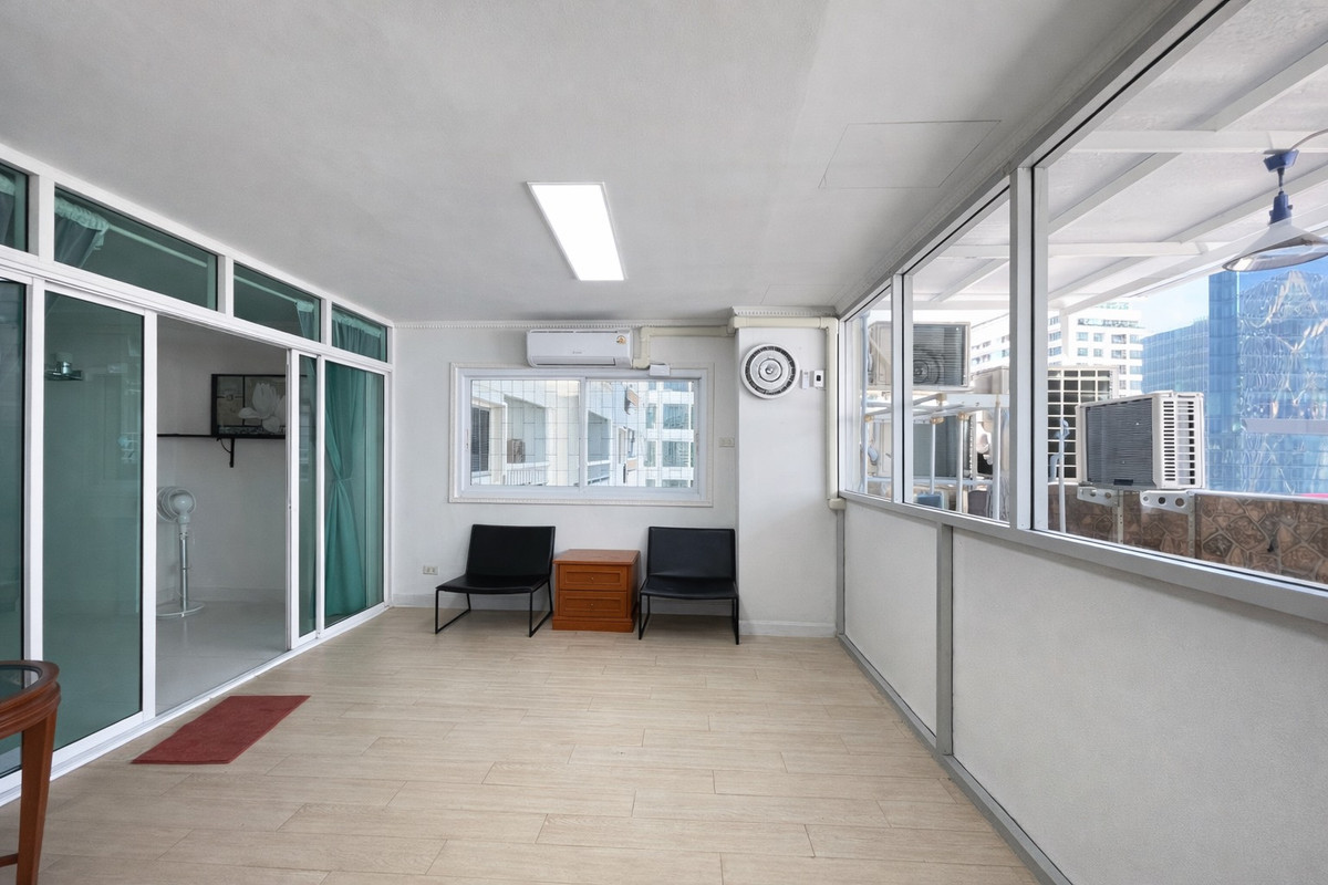 ให้เช่าคอนโดพระราม 9 เพชรบุรีตัดใหม่ RCA :  ด่วน! ให้เช่า  เพชรเก้า ทาวเวอร์  ห้องใหญ่ รีโนเวทใหม่ ราคาเดียวได้พื้นที่คุ้มสุดในย่านนี้ 