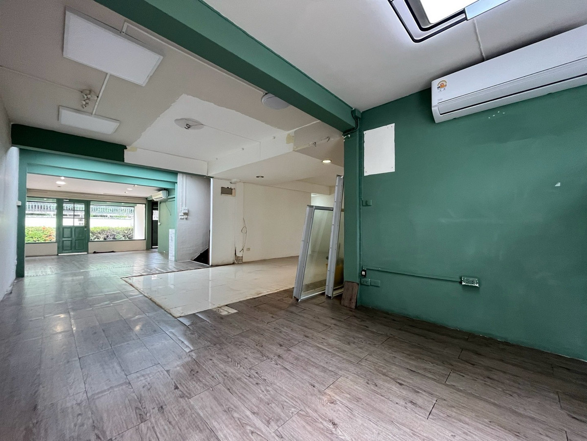 ให้เช่าร้านค้า/ตลาดนัดสุขุมวิท อโศก ทองหล่อ : ให้เช่า พื้นที่ทำธุรกิจ ขนาด 150 ตารางเมตร ซอยเอกมัย สุขุมวิท 63 เขตวัฒนา กรุงเทพมหานคร