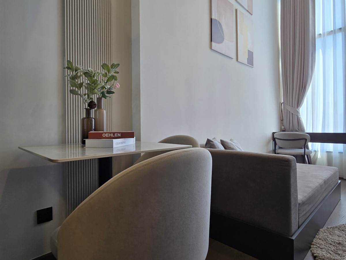 For RentCondoSiam Paragon ,Chulalongkorn,Samyan : Park Origin Chula Samyan【𝐑𝐄𝐍𝐓】🔥Soft luxury in white, gray, and gold. Shiny materials and hidden lighting create a more sophisticated mood in the room.🔥 Contact Line ID: @hacondo