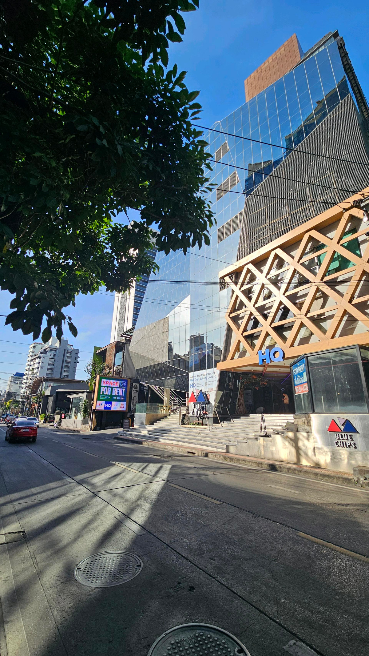 For RentRetail SpaceSukhumvit, Asoke, Thonglor : PRIME FRONT UNIT (GROUND FLOOR)  ★ The most visible frontage at Blue Chips | 24-hour operations allowed | High ceilings | Day-to-night concept preferred
