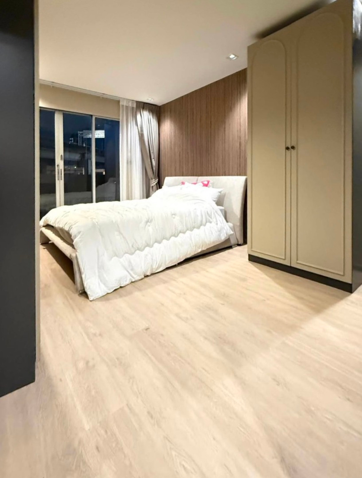 ขายคอนโดวิทยุ ชิดลม หลังสวน : Hot Deal! Wittayu Complex ห้องใหญ่ 2 นอน 93 ตร.ม.  Pet Friendly เพียง 5.5 ลบ. ✨ รีโนเวทใหม่  วิวสระว่ายน้ำ Yield 7.6%* 📞 092-690-5445