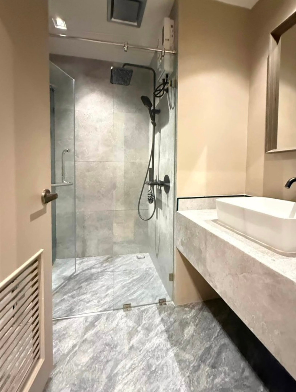 ขายคอนโดวิทยุ ชิดลม หลังสวน : Hot Deal! Wittayu Complex ห้องใหญ่ 2 นอน 93 ตร.ม.  Pet Friendly เพียง 5.5 ลบ. ✨ รีโนเวทใหม่  วิวสระว่ายน้ำ Yield 7.6%* 📞 092-690-5445