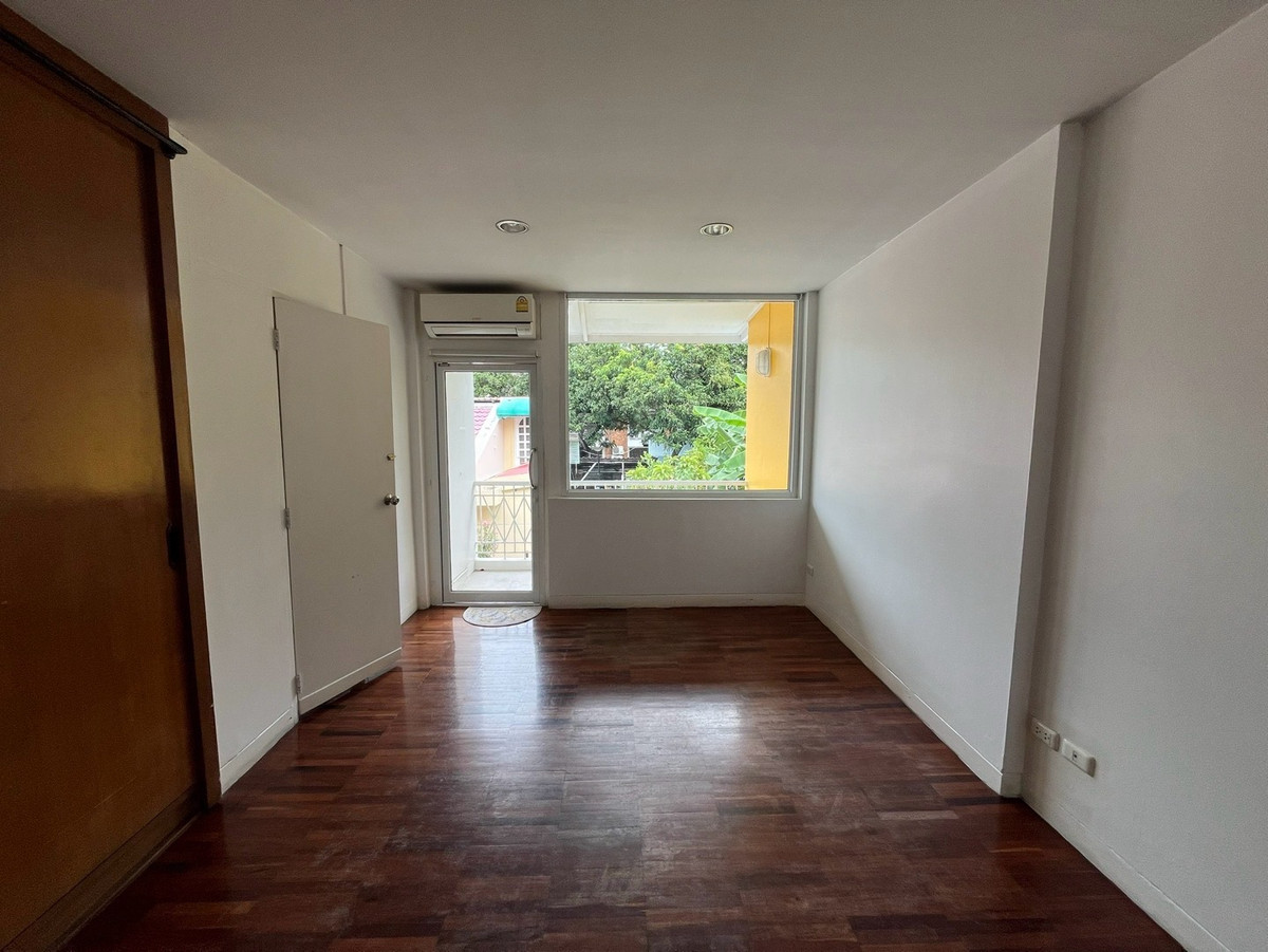 ให้เช่าร้านค้า/ตลาดนัดสุขุมวิท อโศก ทองหล่อ : ให้เช่า พื้นที่ทำธุรกิจ ขนาด 150 ตารางเมตร ซอยเอกมัย สุขุมวิท 63 เขตวัฒนา กรุงเทพมหานคร