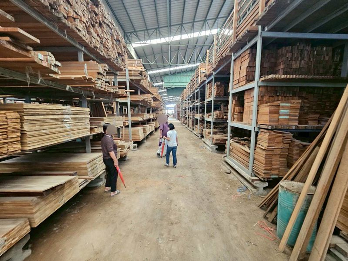 ขายโรงงานปทุมธานี รังสิต ธรรมศาสตร์ : ขาย ที่ดิน ติดถนน บางบัวทอง - สุพรรณบุรี หน้ากว้างประมาณ 90 เมตร เนื้อที่  26 ไร่ พร้อมกิจการ โรงงานไม้สัก ขนาดใหญ่ มีใบอนุญาติ อ.ลาดหลุมแก้ว ปทุมธานี 