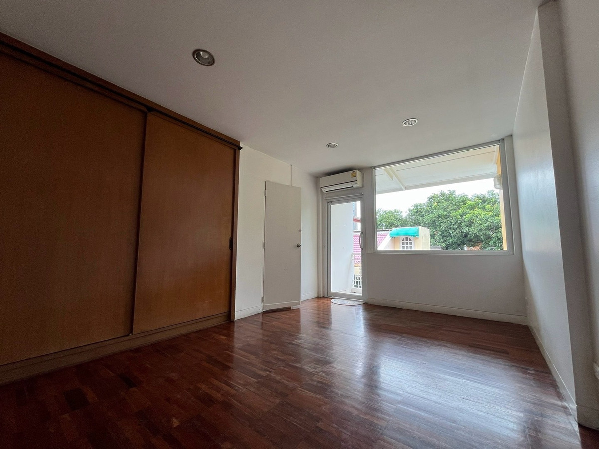 ให้เช่าร้านค้า/ตลาดนัดสุขุมวิท อโศก ทองหล่อ : ให้เช่า พื้นที่ทำธุรกิจ ขนาด 150 ตารางเมตร ซอยเอกมัย สุขุมวิท 63 เขตวัฒนา กรุงเทพมหานคร