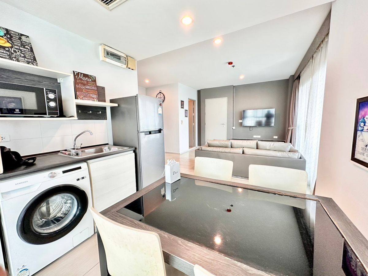 For RentCondoRatchadapisek, Huaikwang, Suttisan : For rent: Life Ratchadapisek, beautiful room, city view, corner room, city view. The room faces north (with a view of Muang Thai Building), the balcony faces west. (Ratchada Road side)