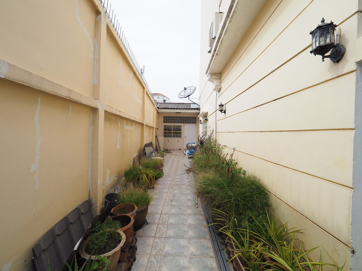 For RentTownhomeSathorn, Narathiwat : Newly Renovated, extra-large 4-storey corner townhouse in Sathon Dist.