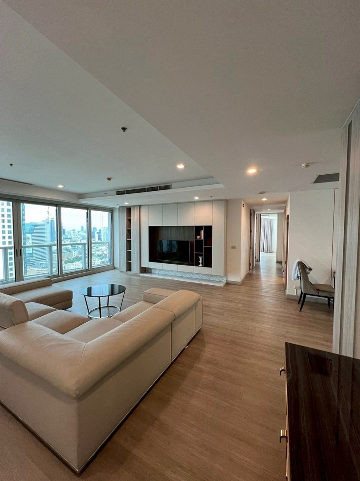 ให้เช่าคอนโดวงเวียนใหญ่ เจริญนคร : THE RIVER Newly renovated room 🔥
3 Beds | 2 Baths | 230 sq.m. Only 150k per month ‼️