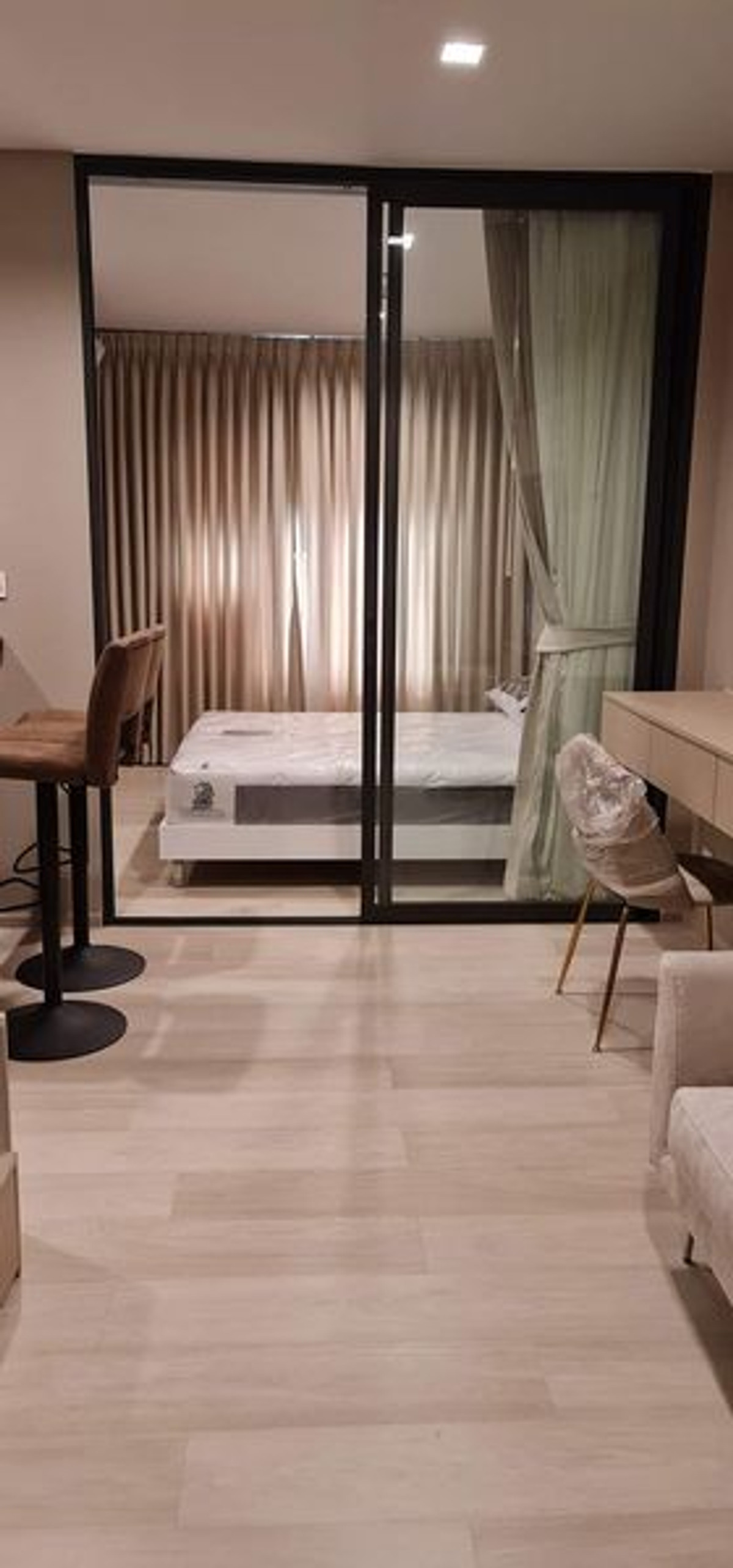 คอนโดวิทยุ ชิดลม หลังสวน : Life One Wireless【𝐒𝐄𝐋𝐋 & 𝐑𝐄𝐍𝐓】🔥ตกแต่งโทนยุโรปโมเดิร์น โทนขาวครีม มินิมอลลักซ์ชู เข้ากับแสงธรรมชาติ ทำให้ห้องดูหวานแบบผู้ใหญ่🔥 ติดต่อไลน์ไอดี: @hacondo