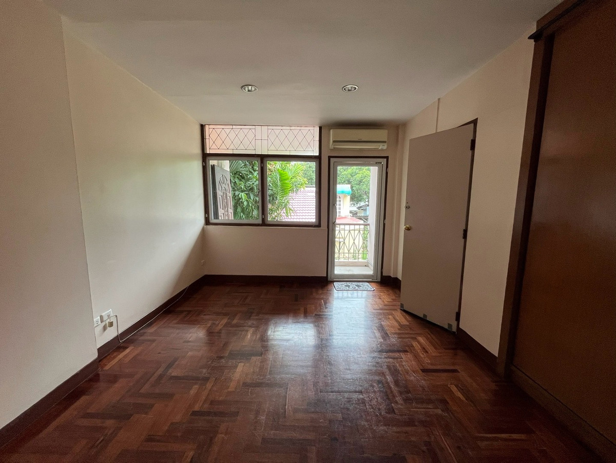 ให้เช่าร้านค้า/ตลาดนัดสุขุมวิท อโศก ทองหล่อ : ให้เช่า พื้นที่ทำธุรกิจ ขนาด 150 ตารางเมตร ซอยเอกมัย สุขุมวิท 63 เขตวัฒนา กรุงเทพมหานคร