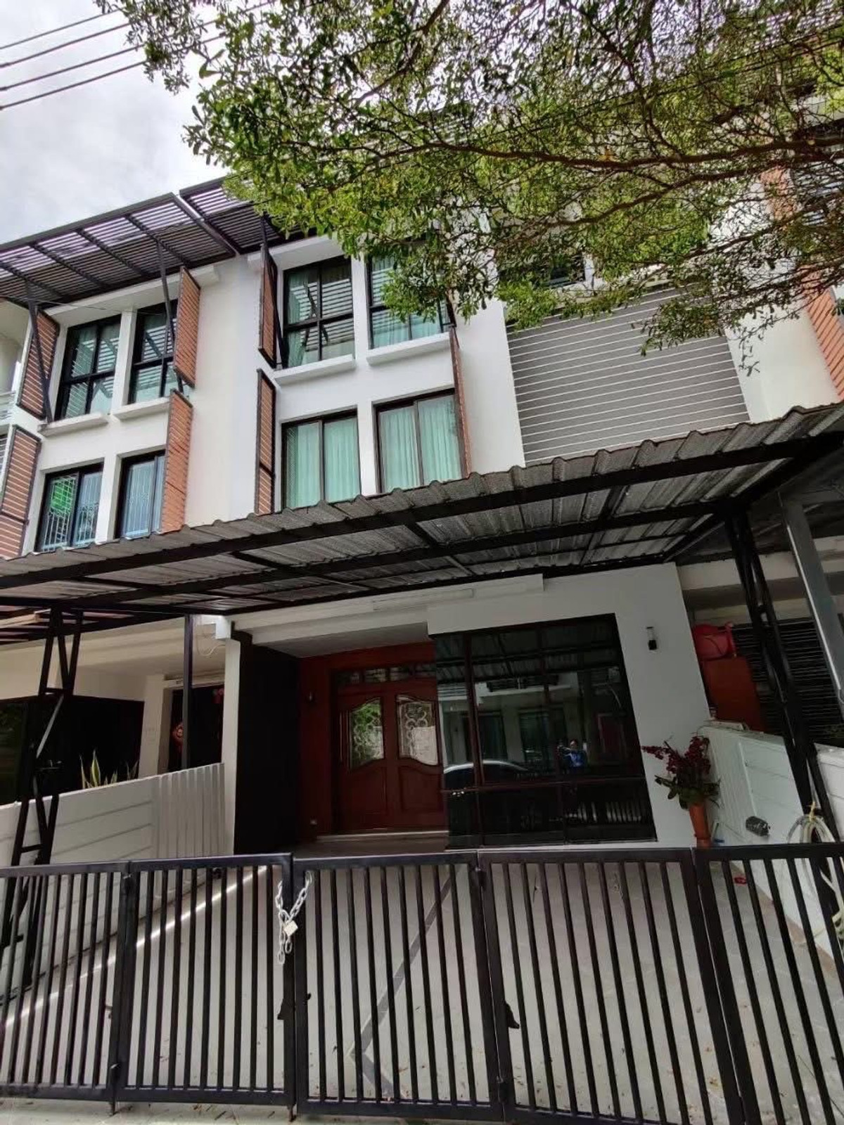 For RentTownhomeOnnut, Udomsuk : For rent, 3-story townhome, Areeya Mandarina Project, Sukhumvit 77 (On Nut), near the BTS.