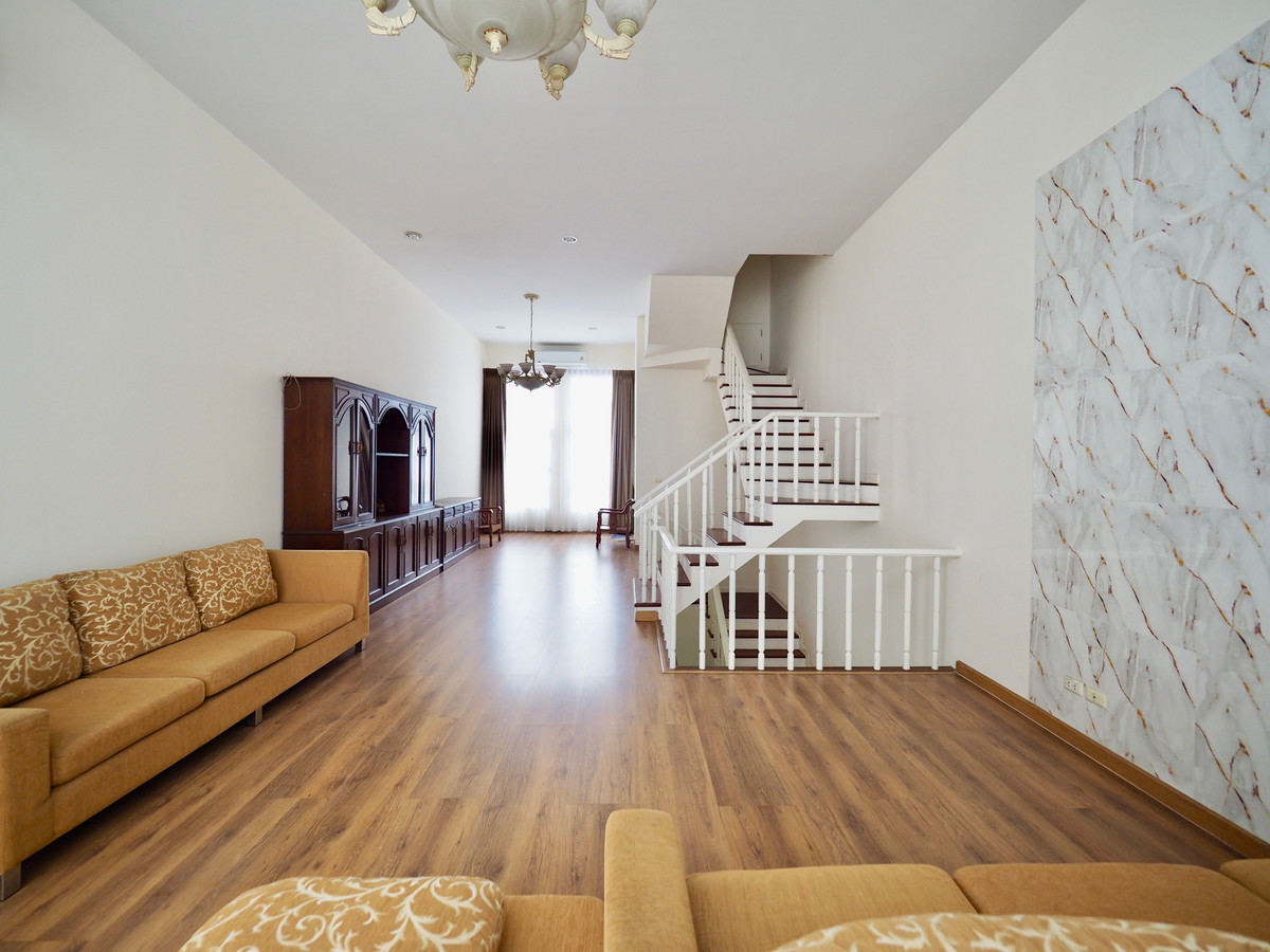 ให้เช่าทาวน์โฮมสาทร นราธิวาส : บ้าน 4 ชั้นหลังมุมใหญ่พิเศษรีโนเวทใหม่ในหมู่บ้านกลางกรุงสาทร