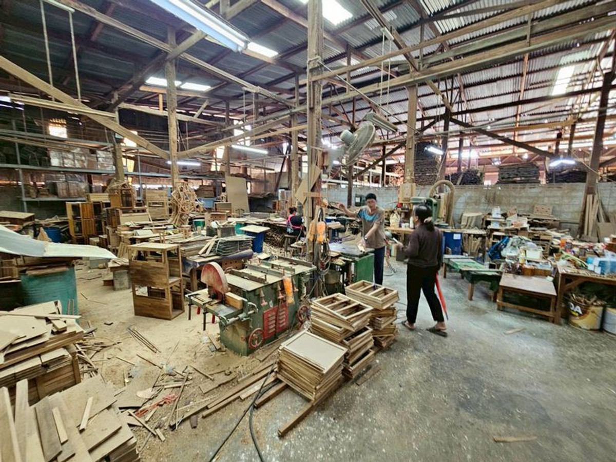 ขายโรงงานปทุมธานี รังสิต ธรรมศาสตร์ : ขาย ที่ดิน ติดถนน บางบัวทอง - สุพรรณบุรี หน้ากว้างประมาณ 90 เมตร เนื้อที่  26 ไร่ พร้อมกิจการ โรงงานไม้สัก ขนาดใหญ่ มีใบอนุญาติ อ.ลาดหลุมแก้ว ปทุมธานี 