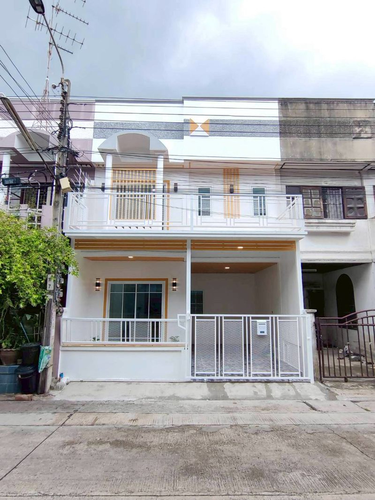 For SaleTownhomeBang kae, Phetkasem : Close to schools for both small children and older children. Public transport passes through many lines. The future of electric trains