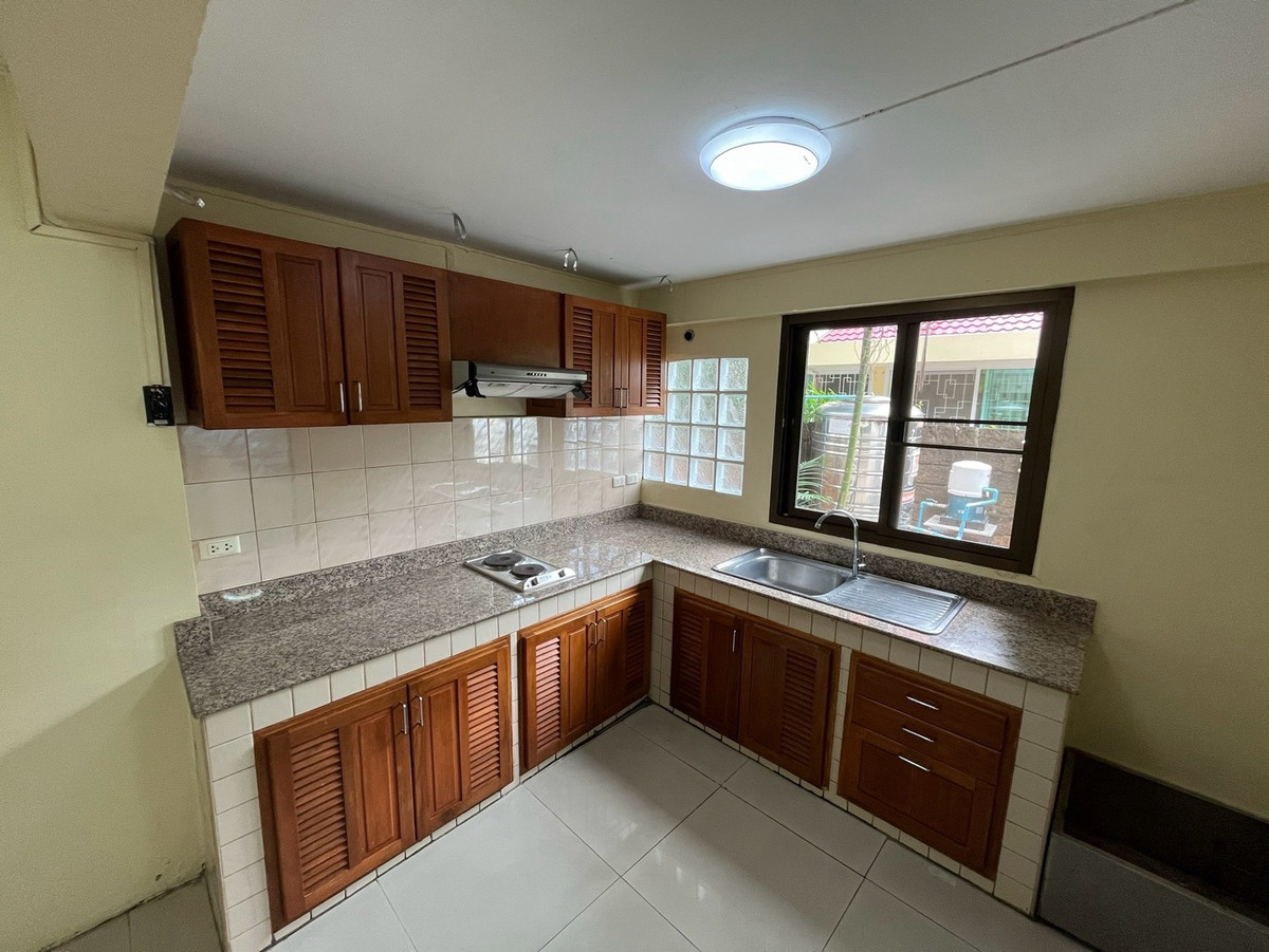 ให้เช่าร้านค้า/ตลาดนัดสุขุมวิท อโศก ทองหล่อ : ให้เช่า พื้นที่ทำธุรกิจ ขนาด 150 ตารางเมตร ซอยเอกมัย สุขุมวิท 63 เขตวัฒนา กรุงเทพมหานคร