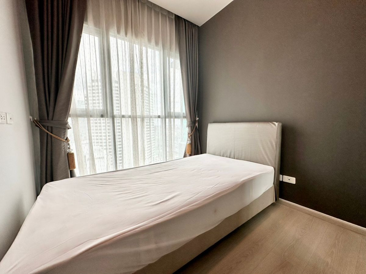 For RentCondoRatchadapisek, Huaikwang, Suttisan : For rent: Life Ratchadapisek, beautiful room, city view, corner room, city view. The room faces north (with a view of Muang Thai Building), the balcony faces west. (Ratchada Road side)