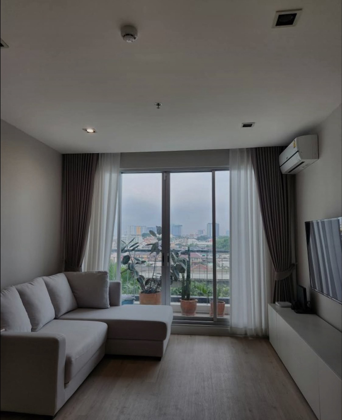 ให้เช่าคอนโดท่าพระ ตลาดพลู วุฒากาศ : ให้เช่า ✨ The Room Sathorn - Taksin ✨ 2 ห้องนอน 2 ห้องน้ำ เฟอร์นิเจอร์ และ เครื่องใช้ไฟฟ้าครบ ใกล้ BTS สะพานตากสิน