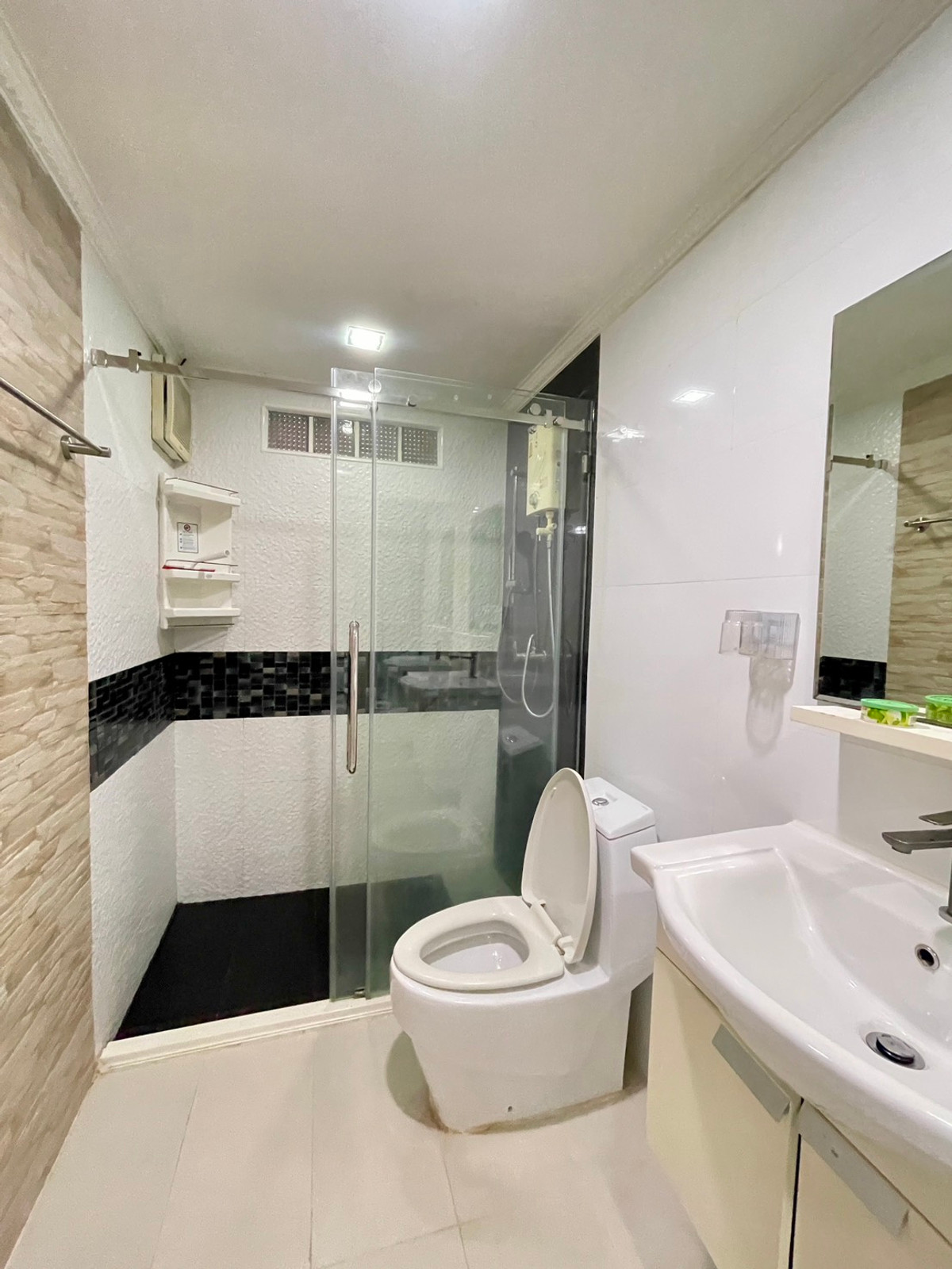 ให้เช่าคอนโดพระราม 9 เพชรบุรีตัดใหม่ RCA :  ด่วน! ให้เช่า  เพชรเก้า ทาวเวอร์  ห้องใหญ่ รีโนเวทใหม่ ราคาเดียวได้พื้นที่คุ้มสุดในย่านนี้ 