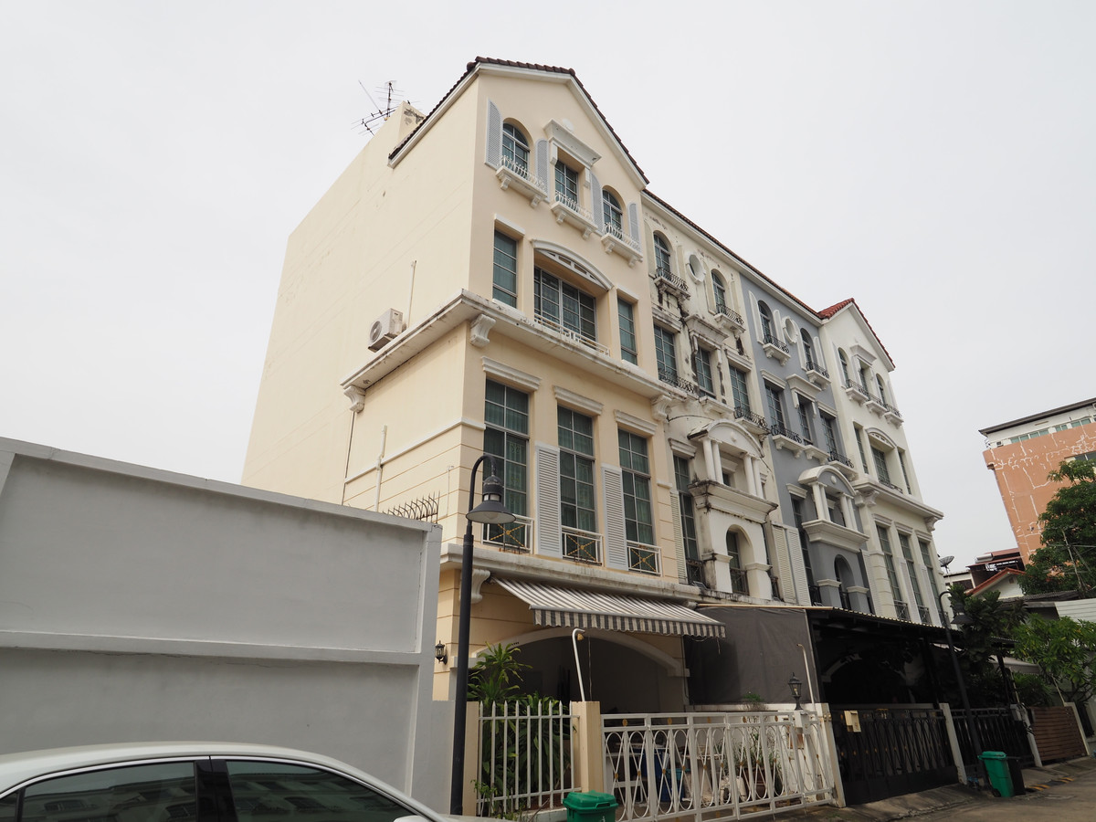 For RentTownhomeSathorn, Narathiwat : Newly Renovated, extra-large 4-storey corner townhouse in Sathon Dist.
