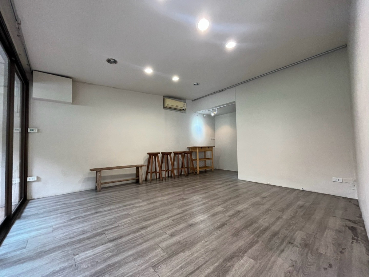 ให้เช่าร้านค้า/ตลาดนัดสุขุมวิท อโศก ทองหล่อ : ให้เช่า พื้นที่ทำธุรกิจ ขนาด 150 ตารางเมตร ซอยเอกมัย สุขุมวิท 63 เขตวัฒนา กรุงเทพมหานคร