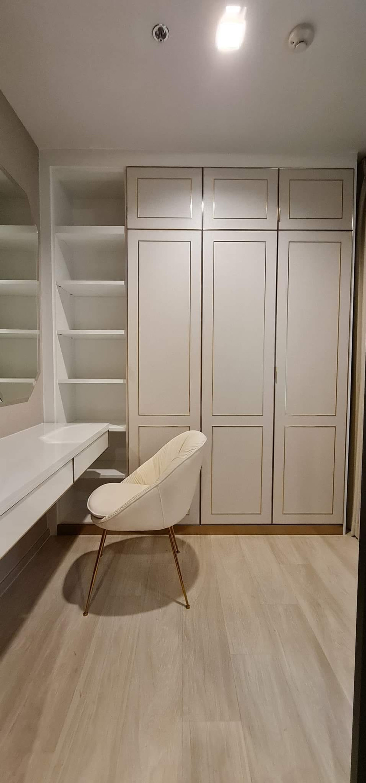 คอนโดวิทยุ ชิดลม หลังสวน : Life One Wireless【𝐒𝐄𝐋𝐋 & 𝐑𝐄𝐍𝐓】🔥ตกแต่งโทนยุโรปโมเดิร์น โทนขาวครีม มินิมอลลักซ์ชู เข้ากับแสงธรรมชาติ ทำให้ห้องดูหวานแบบผู้ใหญ่🔥 ติดต่อไลน์ไอดี: @hacondo