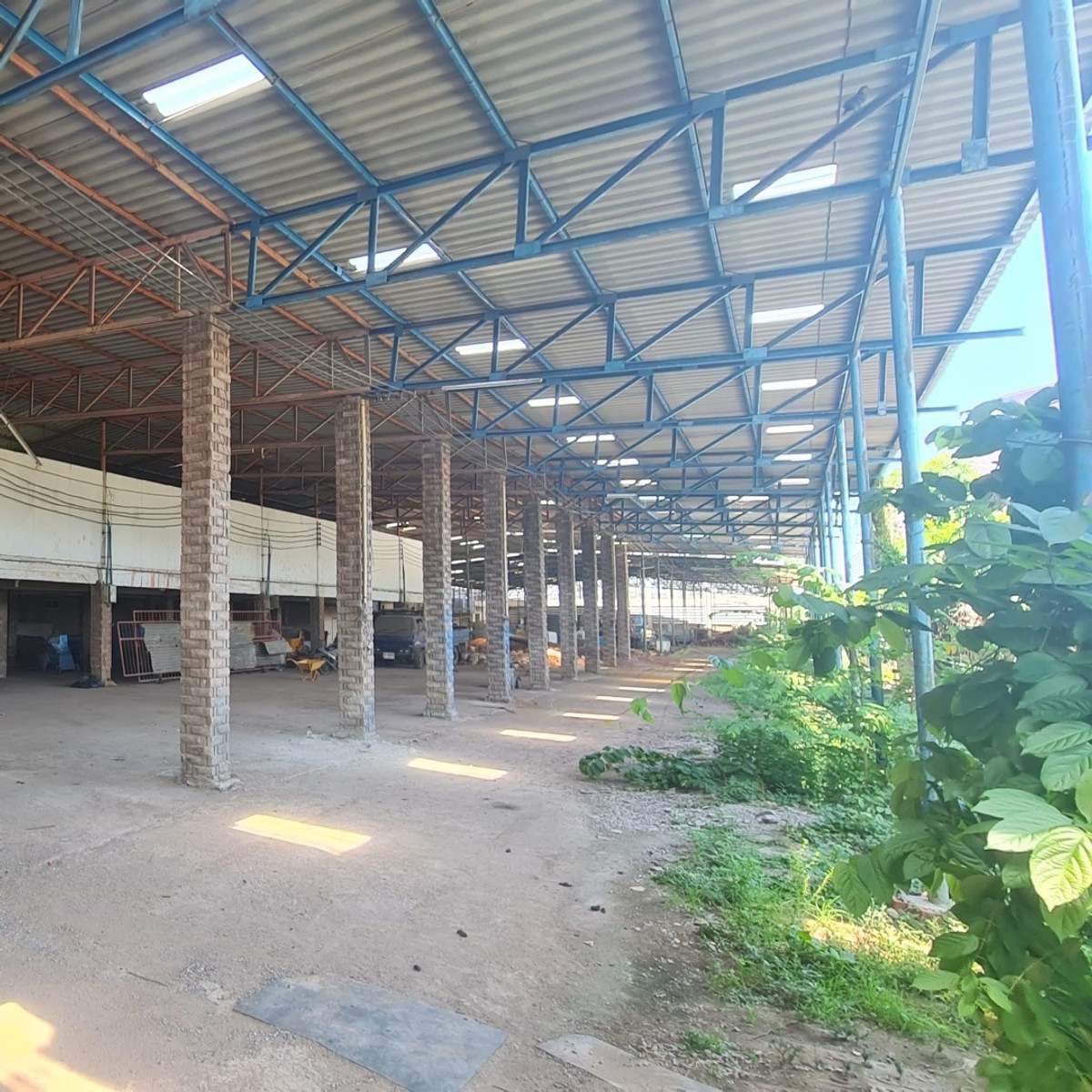 For RentLandNonthaburi, Bang Yai, Bangbuathong : 📢👇 Land for RentIncludes existing warehouse structures, which can be removed to convert into vacant land. Convenient access via multiple routes.
