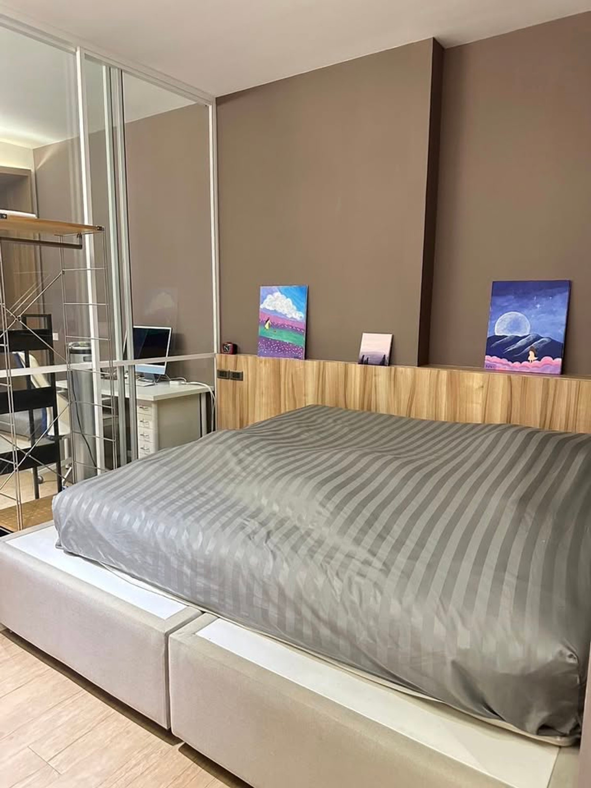 For SaleCondoSiam Paragon ,Chulalongkorn,Samyan : Triple Y Residence【𝐒𝐄𝐋𝐋 & 𝐑𝐄𝐍𝐓】🔥The room is decorated in a minimalist beige tone, cute in a Korean style, with good lighting all day long, perfect for those who like the feel of a studio cafe in the city🔥 Contact Line ID: @hacondo