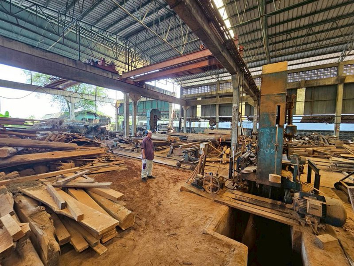 ขายโรงงานปทุมธานี รังสิต ธรรมศาสตร์ : ขาย ที่ดิน ติดถนน บางบัวทอง - สุพรรณบุรี หน้ากว้างประมาณ 90 เมตร เนื้อที่  26 ไร่ พร้อมกิจการ โรงงานไม้สัก ขนาดใหญ่ มีใบอนุญาติ อ.ลาดหลุมแก้ว ปทุมธานี 