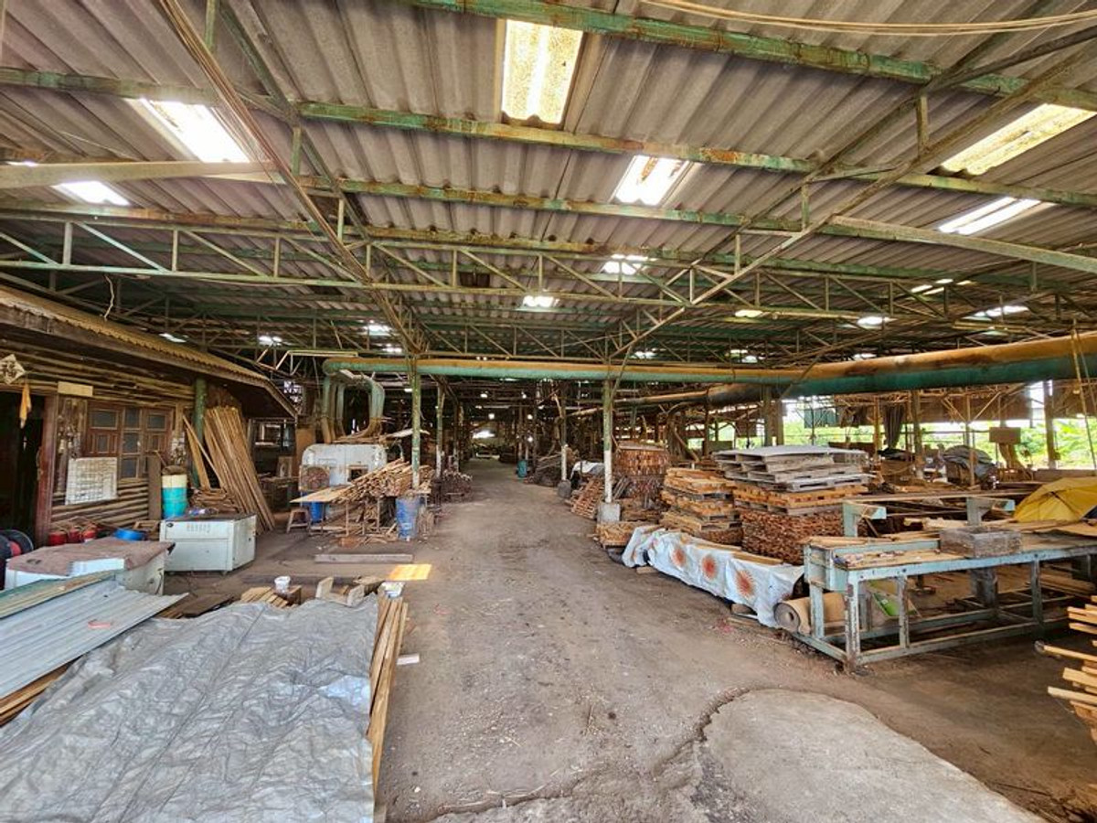 ขายโรงงานปทุมธานี รังสิต ธรรมศาสตร์ : ขาย ที่ดิน ติดถนน บางบัวทอง - สุพรรณบุรี หน้ากว้างประมาณ 90 เมตร เนื้อที่  26 ไร่ พร้อมกิจการ โรงงานไม้สัก ขนาดใหญ่ มีใบอนุญาติ อ.ลาดหลุมแก้ว ปทุมธานี 