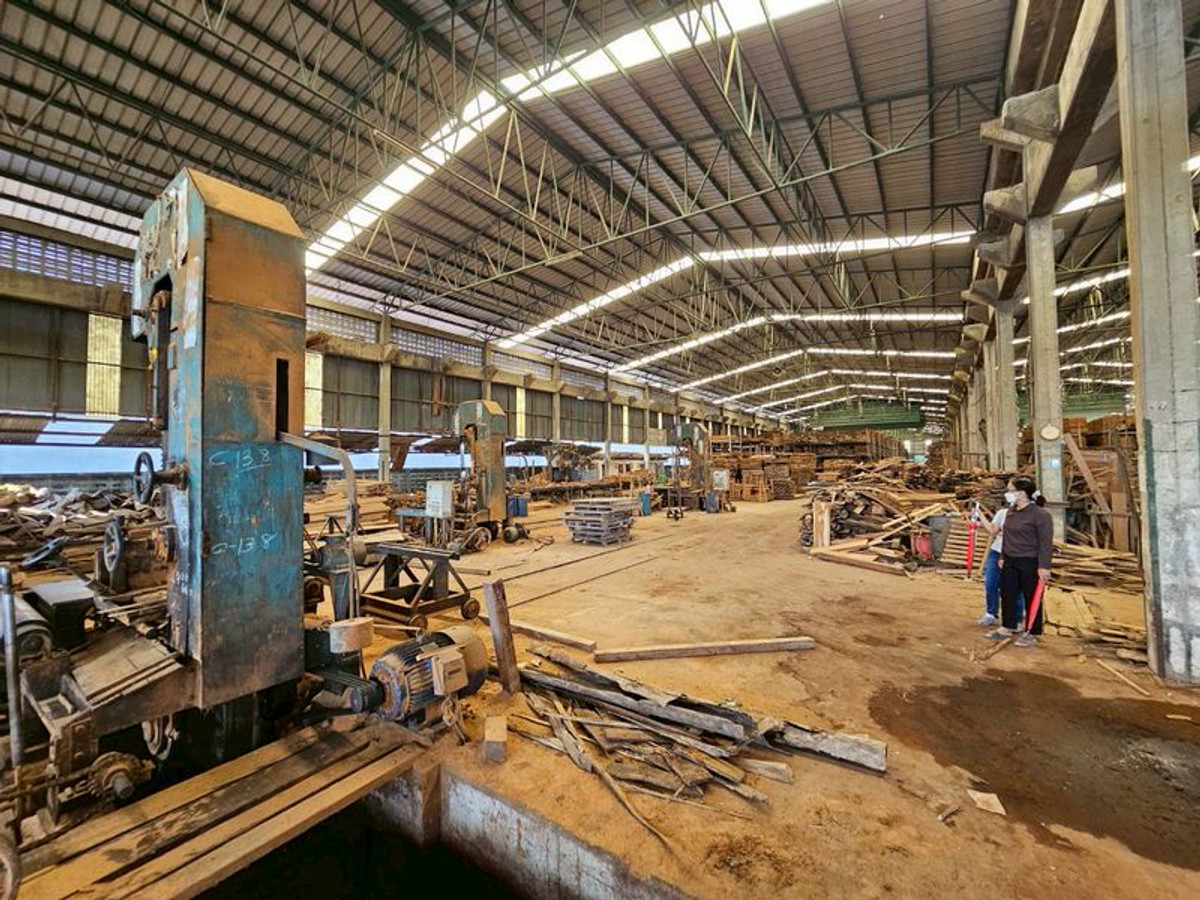 ขายโรงงานปทุมธานี รังสิต ธรรมศาสตร์ : ขาย ที่ดิน ติดถนน บางบัวทอง - สุพรรณบุรี หน้ากว้างประมาณ 90 เมตร เนื้อที่  26 ไร่ พร้อมกิจการ โรงงานไม้สัก ขนาดใหญ่ มีใบอนุญาติ อ.ลาดหลุมแก้ว ปทุมธานี 