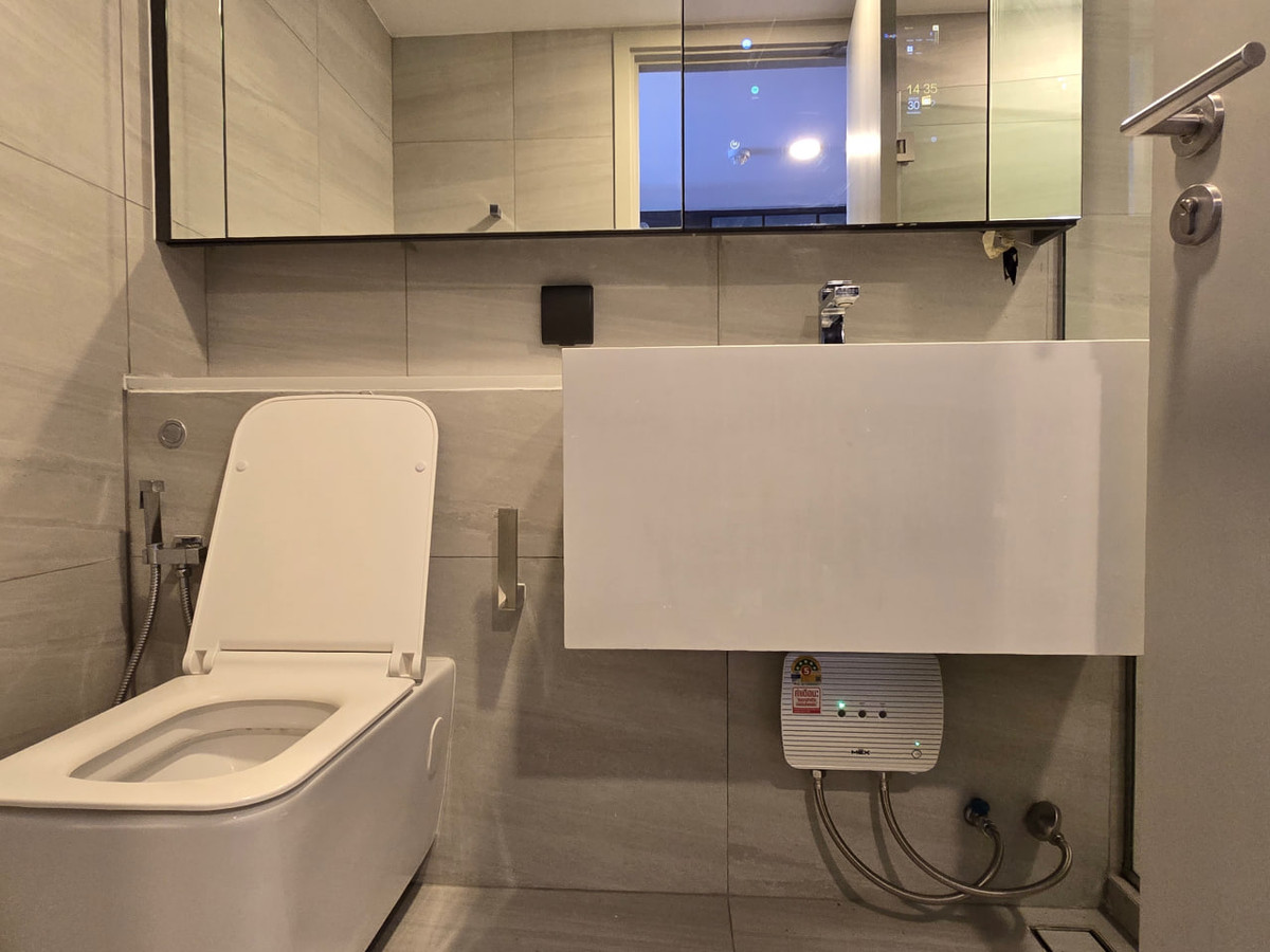 For RentCondoSiam Paragon ,Chulalongkorn,Samyan : Park Origin Chula Samyan【𝐑𝐄𝐍𝐓】🔥Soft luxury in white, gray, and gold. Shiny materials and hidden lighting create a more sophisticated mood in the room.🔥 Contact Line ID: @hacondo