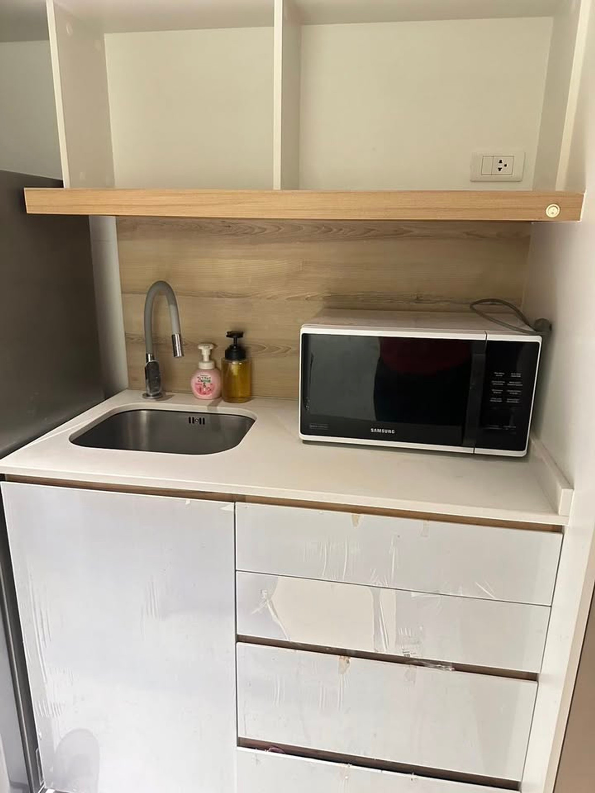 For SaleCondoSiam Paragon ,Chulalongkorn,Samyan : Triple Y Residence【𝐒𝐄𝐋𝐋 & 𝐑𝐄𝐍𝐓】🔥The room is decorated in a minimalist beige tone, cute in a Korean style, with good lighting all day long, perfect for those who like the feel of a studio cafe in the city🔥 Contact Line ID: @hacondo